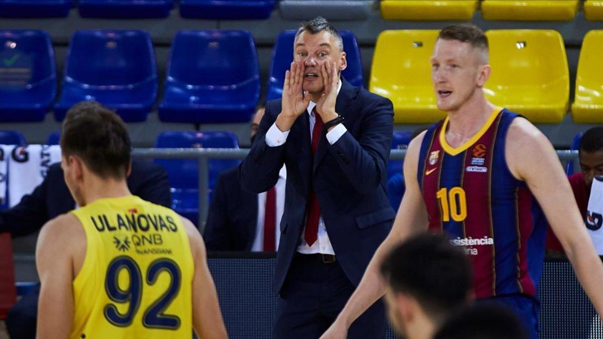 Jasikevicius da instrucciones a sus jugadores durante el partido