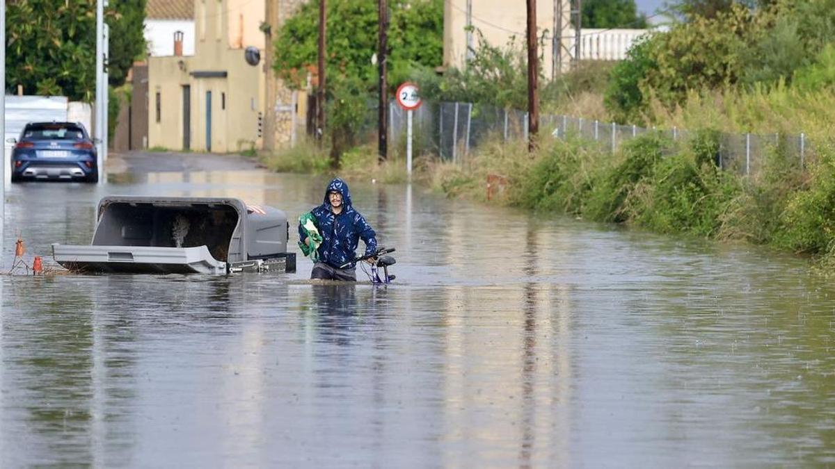 Imagen de archivo de octubre del 2025, durante uno de los episodios de fuertes lluvias que volvieron a  inundar el vial de acceso a Molí Nou.