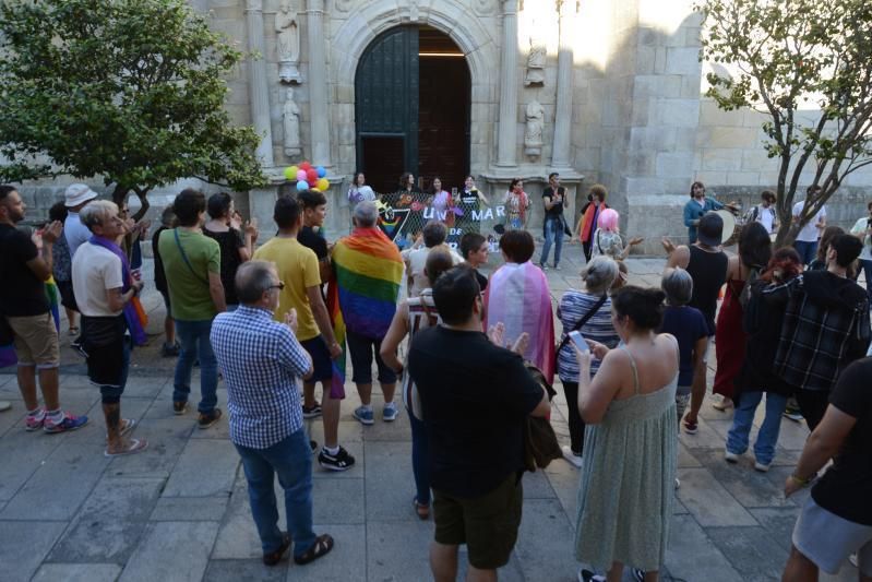 El orgullo LGBTIQ+ delante de la Excolegiata de Cangas.   | G. NÚÑEZ