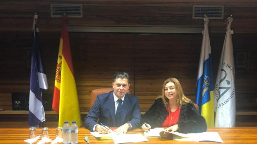 Estefanía Hernández Pérez y Pablo Calvo Labra, en la firma de los dos protocolos.