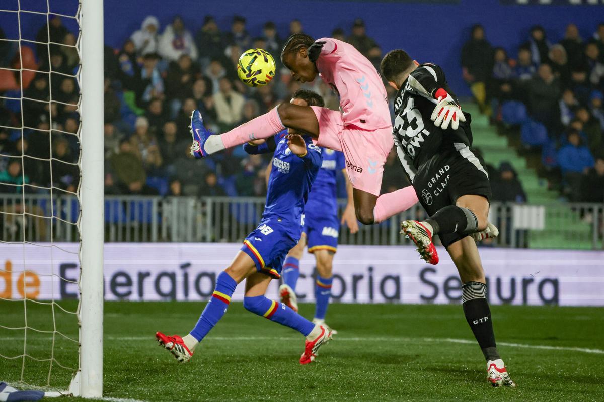 Ilaix Moriba intenta rematar ante el guardameta del Getafe, David Soria.