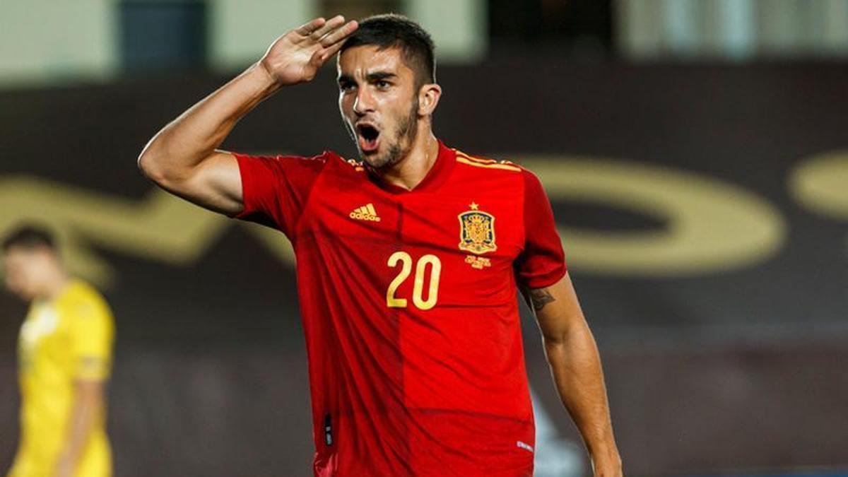 Ferran celebra un gol con España 2