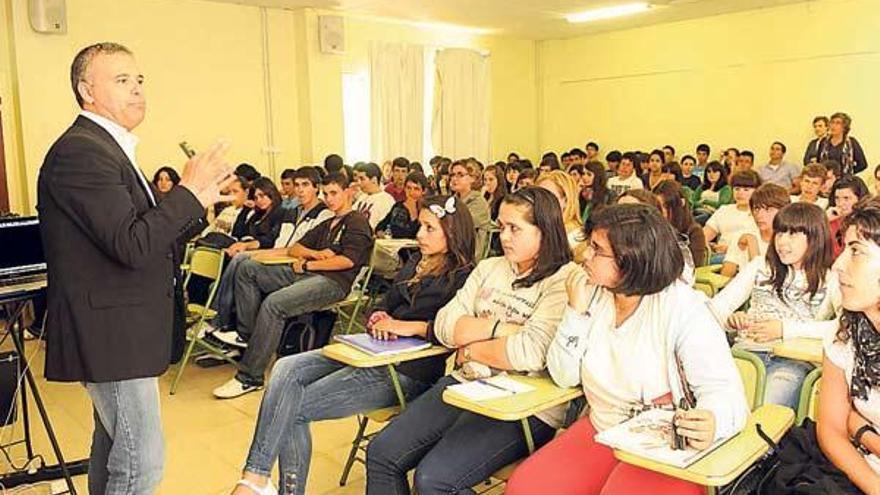 Eduardo Sánchez, durante la conferencia que impartió a los alumnos del IES de Poio.  // Gustavo Santos