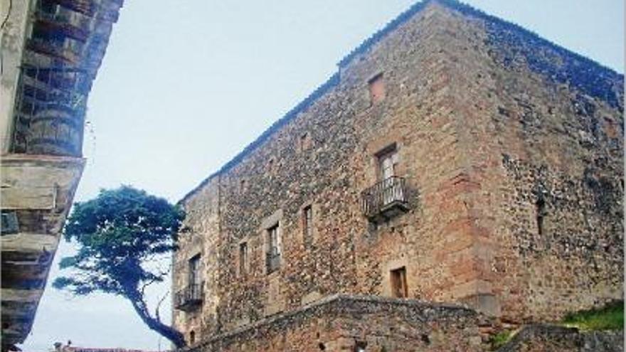 La potent fortalesa es dreça enturonada dominant el nucli antic de la vila de Santa Pau.