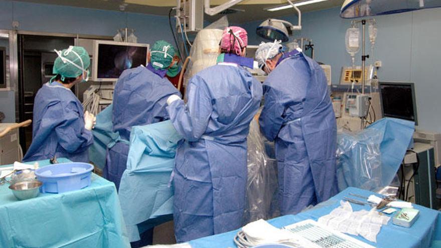 Imagen de archivo de una operación de trasplante de riñón.