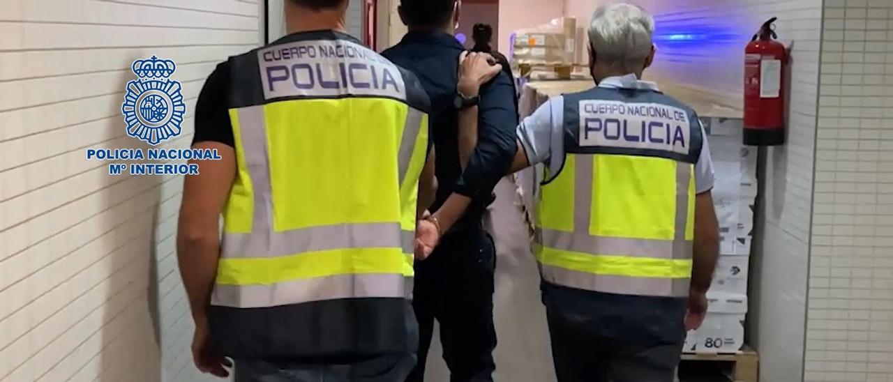 Policías de Alicante trasladan al detenido por la agresión.