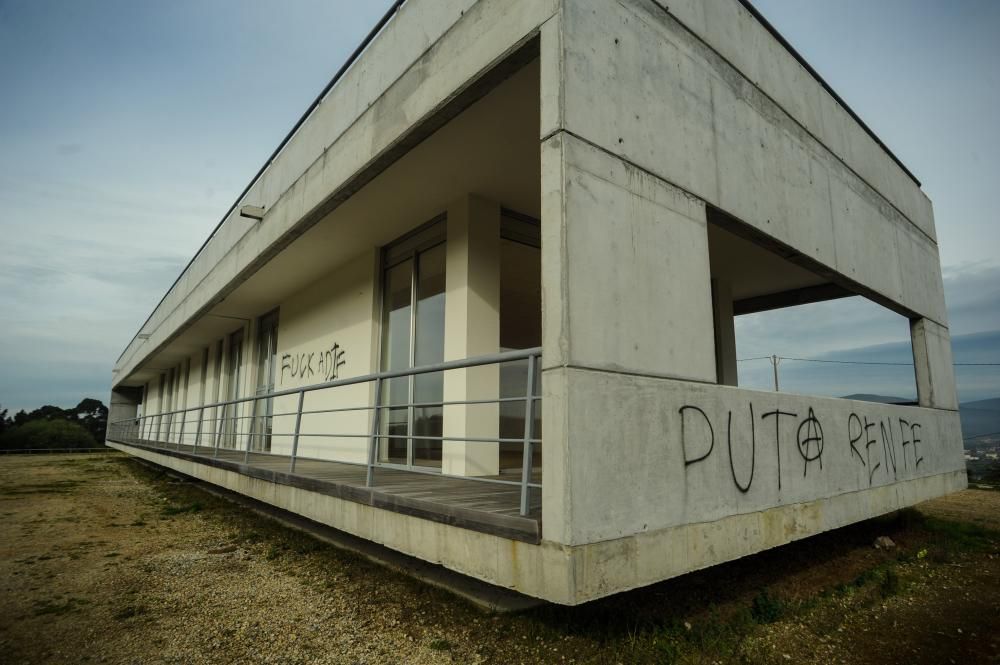 Vandalismo contra el edificio de Pedras Miúdas