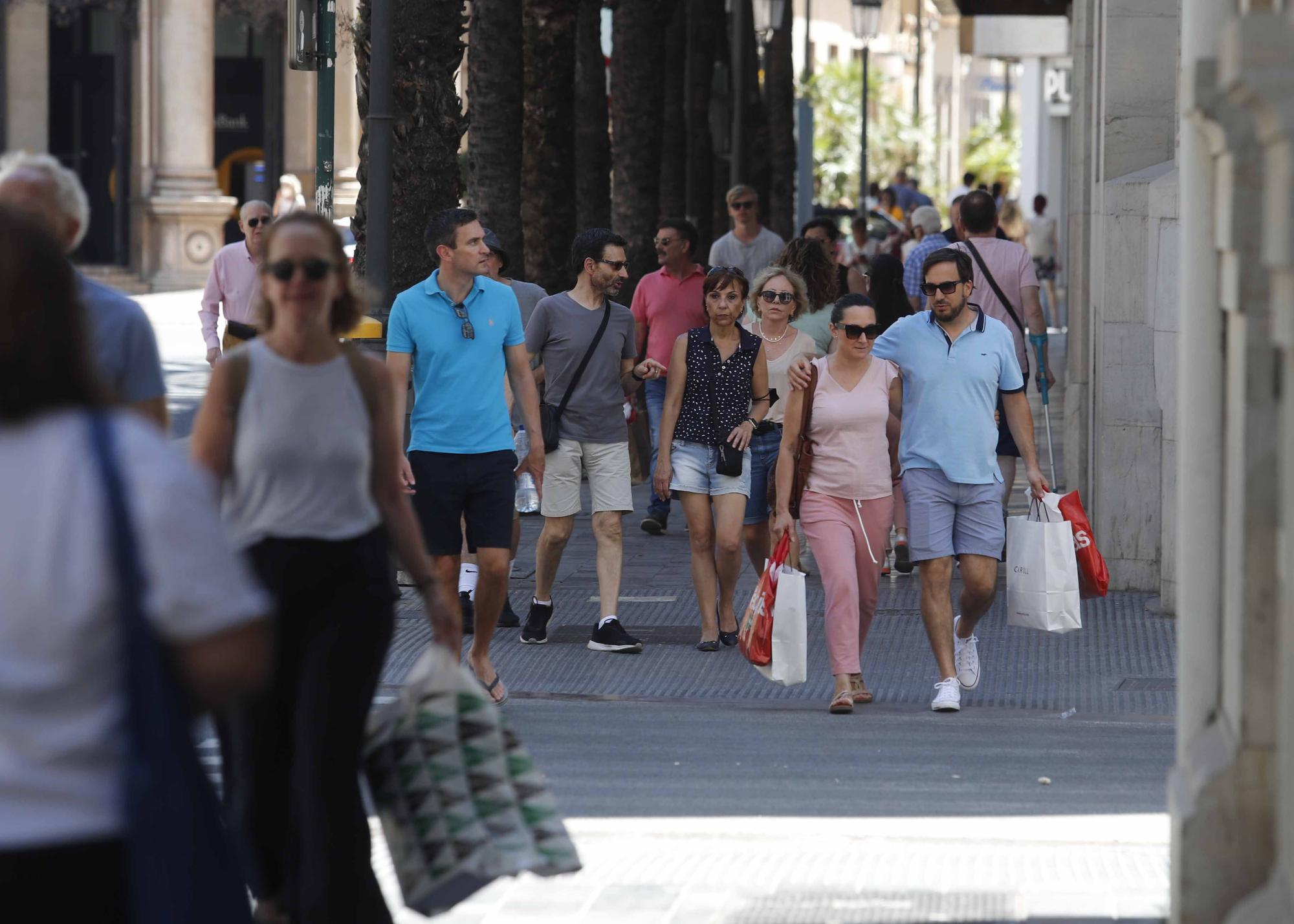 Ambiente festivo en el centro de València por Sant Joan