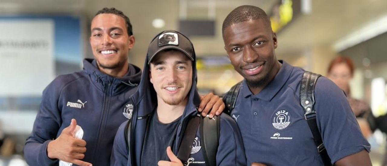 Azeez, Armando y Diop, ayer en el aeropuerto rumbo a Gran Canaria.