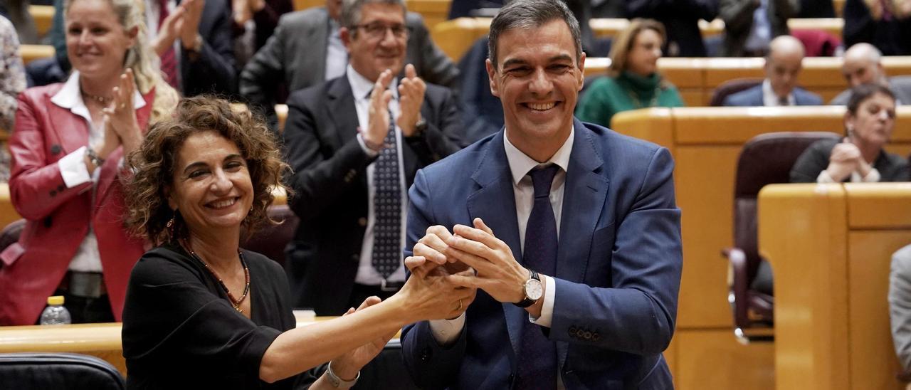 Pedro Sánchez y María Jesús Montero celebran la convalidación de los decretos.