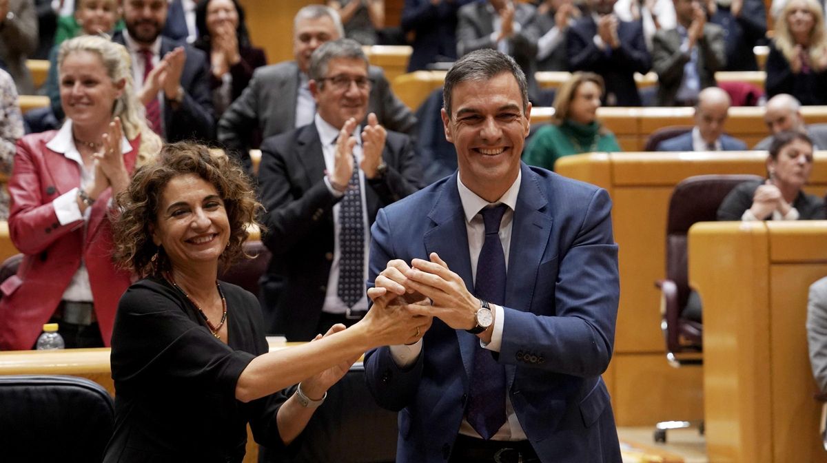 Pedro Sánchez y María Jesús Montero celebran la convalidación de los decretos.