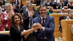 Pedro Sánchez y María Jesús Montero celebran la convalidación de los decretos.