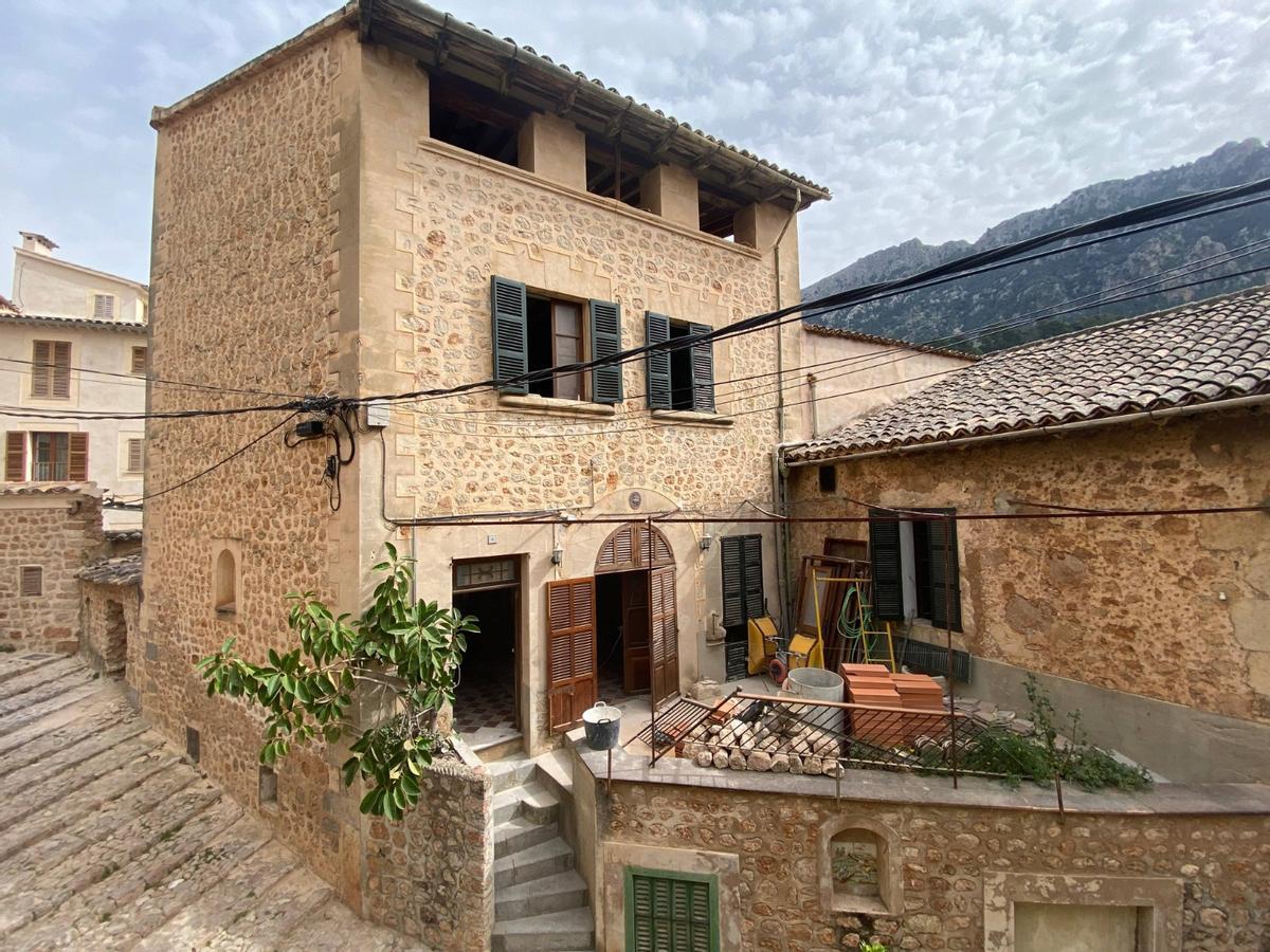 Vista de la antigua rectoría de Fornalutx.