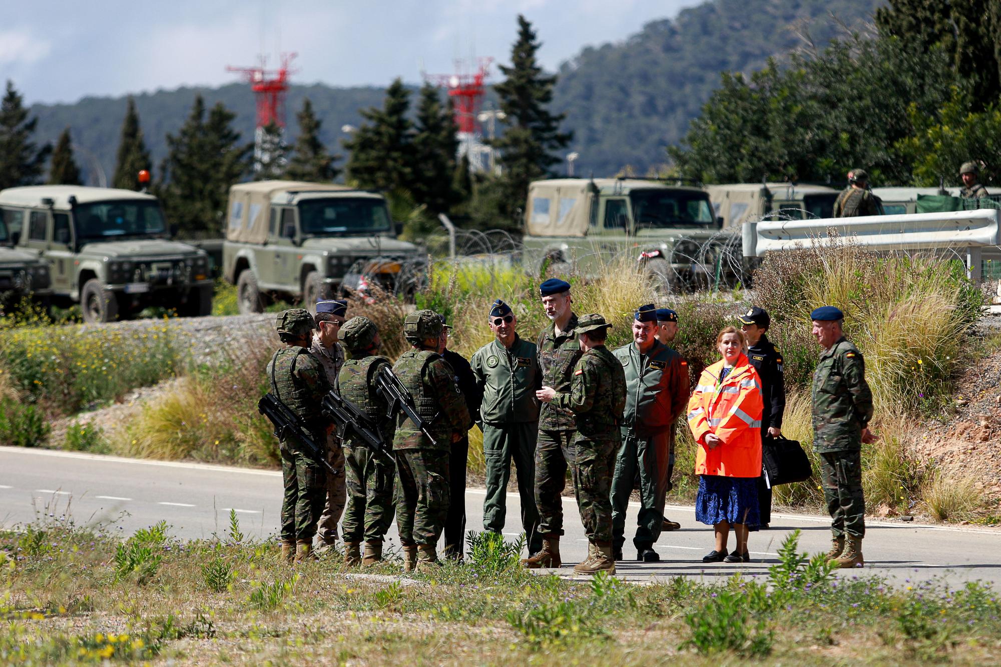 Mira aquí todas las fotos de la visita del Rey Felipe VI a las maniobras militares de Ibiza