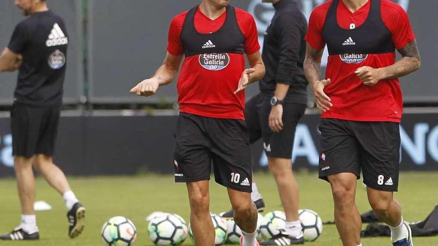 Iago Aspas charla con Pablo Hernández, ayer. // Ricardo Grobas