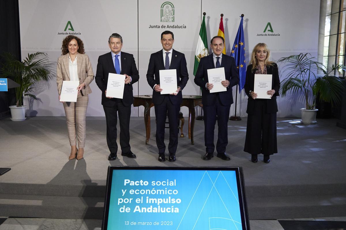 Juanma Moreno, junto a Javier González de Lara, Carmen Castilla y Nuria López, tras la firma del acuerdo.