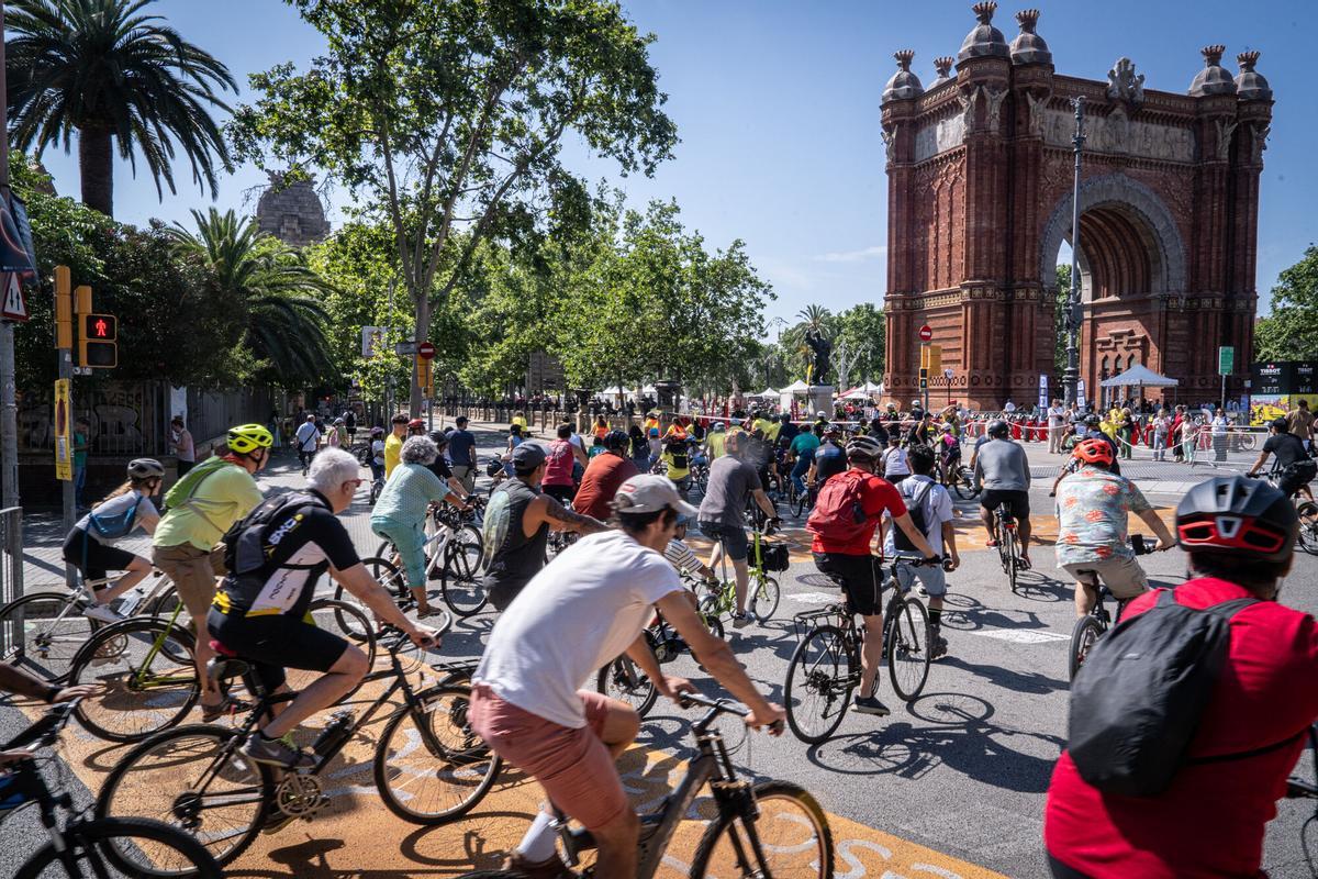Nueva edición de la Festa de la Bici y la Bicicletada en Barcelona, con el paseo de Lluís Companys convertido, un año más, en punto de encuentro para familias y aficionados al mundo del ciclismo de todas las edades. Un evento que este año ha atraído a cientos de personas y que ha contado con un aliciente añadido: la cuenta atrás hacia la salida del Tour de Francia 2026 desde la capital catalana.