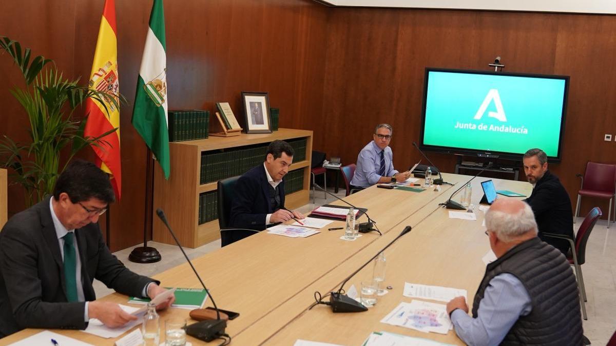 Juanma Moreno, junto al vicepresidente Juan Marín y los consejeros de Presidencia, Elías Bendodo, de Hacienda, Juan Bravo, y de Salud, Jesús Aguirre.