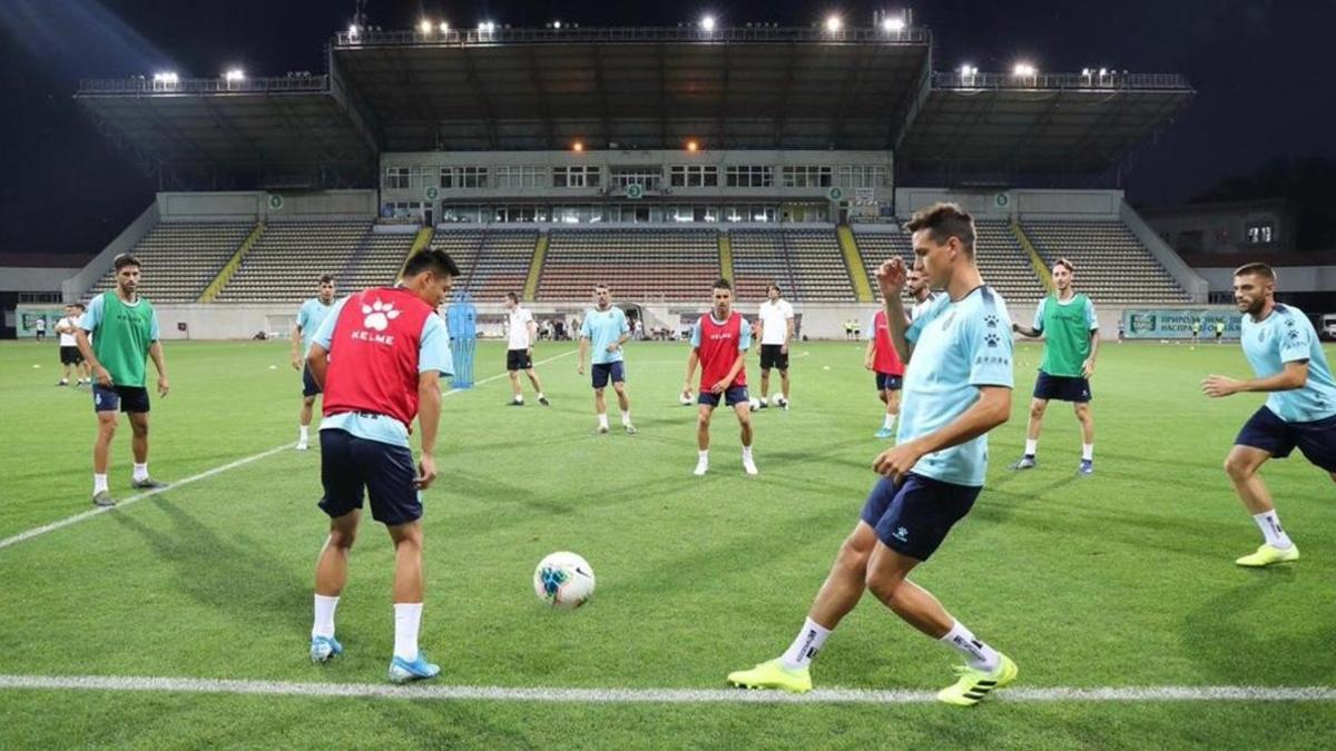 Los jugadores del Espanyol, en la sesión preparatoria en el estadio Metalurg de Zaporiyia, la sede del partido ante el Zorya.