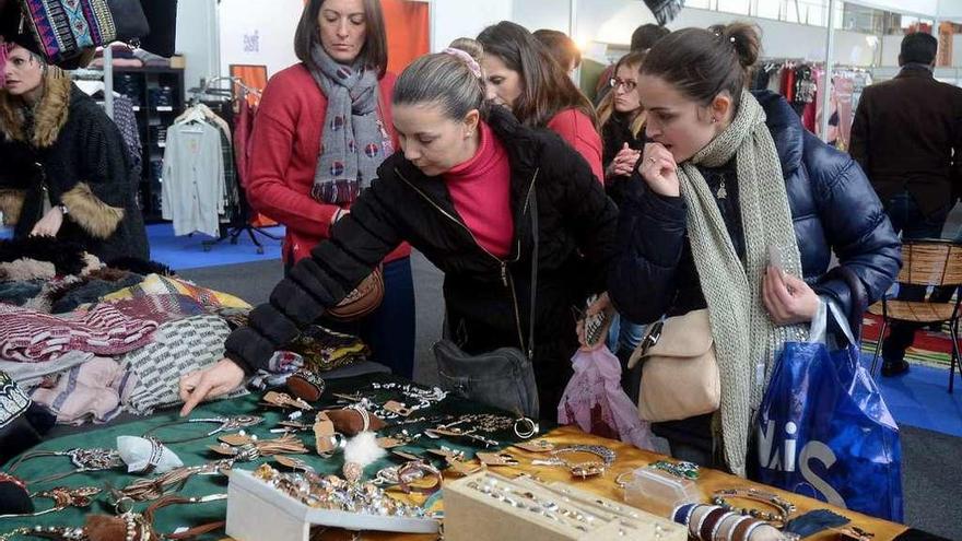 Los complementos y bisutería son otros de los productos a la venta en Stock Pontevedra. // Rafa Vázquez