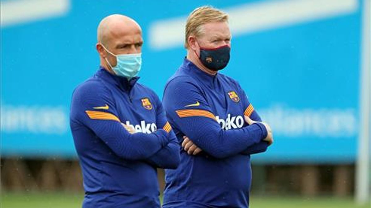 Alfred Schreuder, junto a Koeman en un entrenamiento del Barça