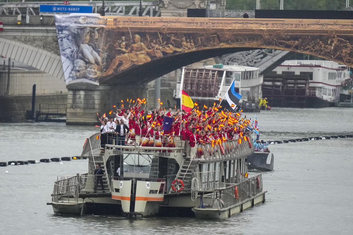 Atletas viajan en barco por el río Sena en París, Francia, durante la ceremonia de apertura de los Juegos Olímpicos