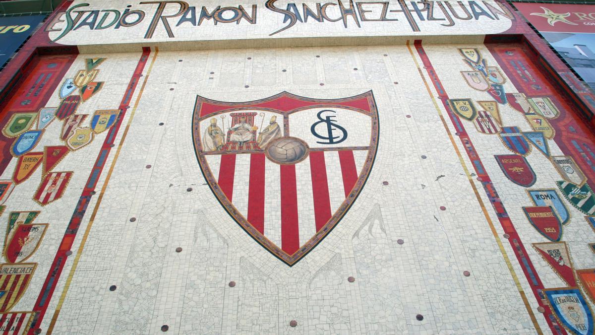 Archivo - Mosaico de la fachada del estadio del Sevilla FC con el escudo del equipo