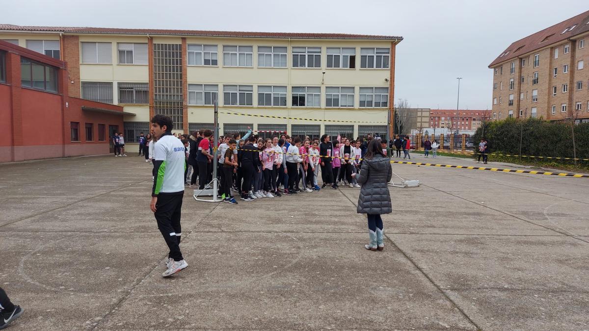 Alumnos a punto de tomar la salida de la San Silvestre solidaria.