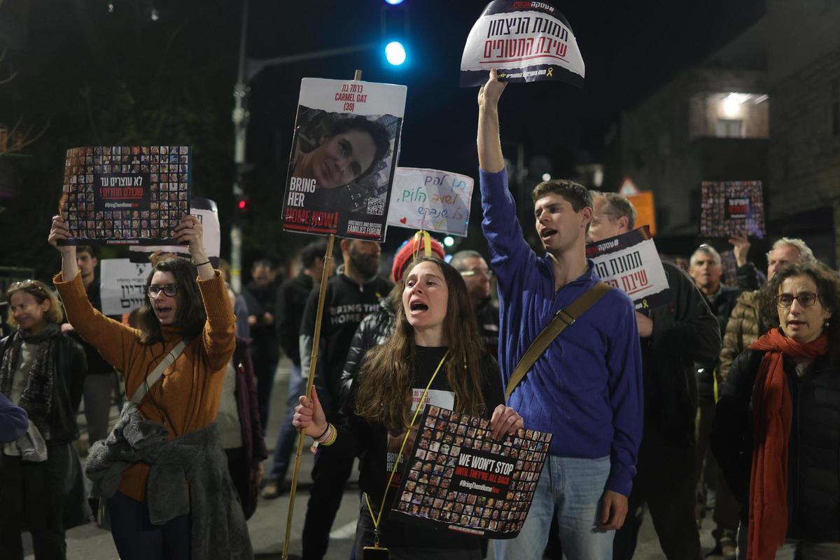 Familiares de los rehenes de Hamás protestan frente al domicilio de Netanyahu