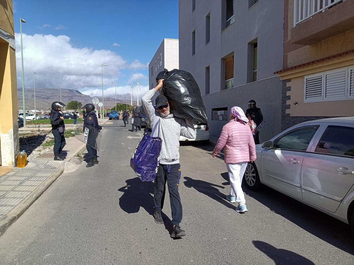 Teófilo Guedes carga con sus pertenencias tras ser desalojado de la vivienda.