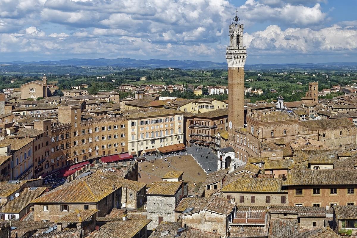 Siena es otra de las ciudades que no puedes perderte en tu viaje a La Toscana.