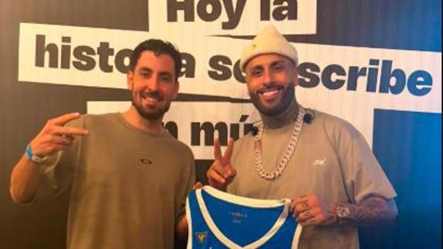 El cantante Nicky Jam juega con el UCAM CB durante su estancia en Murcia