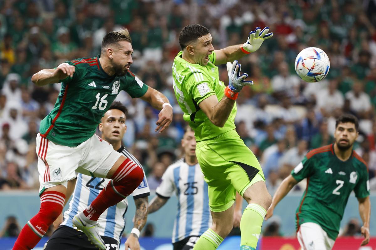 GR6193. LUSAIL (CATAR), 26/11/2022.- Emiliano Martínez (c) de Argentina disputa un balón con Héctor Herrera de México hoy, en un partido de la fase de grupos del Mundial de Fútbol Qatar 2022 entre Argentina y México en el estadio de Lusail (Catar). EFE/ Juan Ignacio Roncoroni