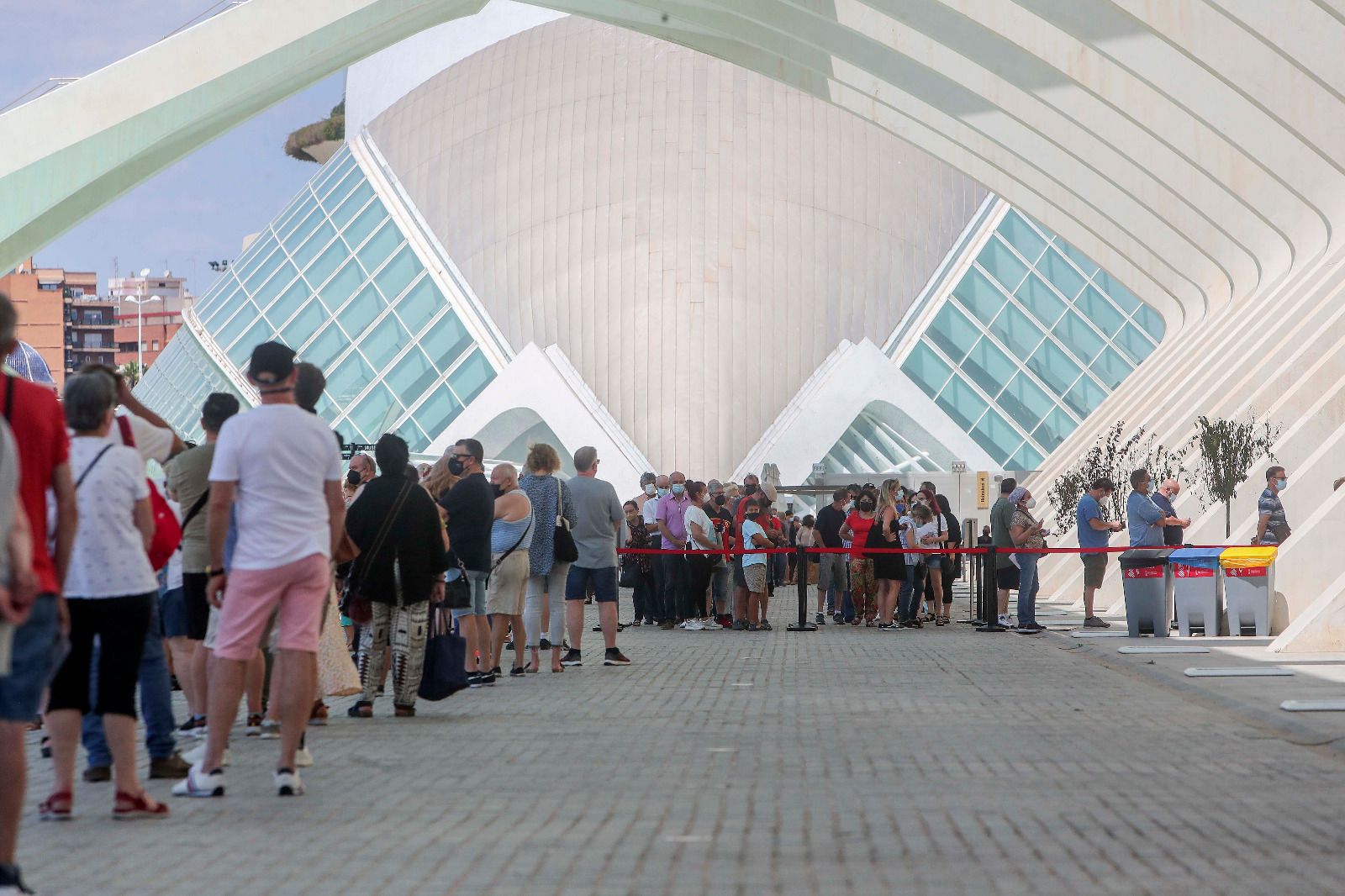 Grandes colas en el vacunódromo de la Ciutat de les Arts i les Ciències