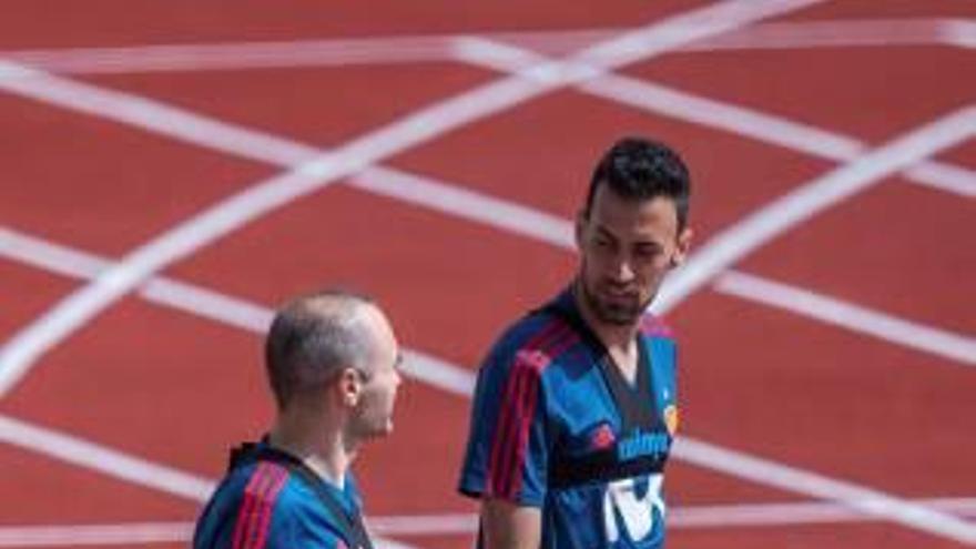 Andrés Iniesta y Sergio Busquets, en un entrenamiento en Las Rozas.