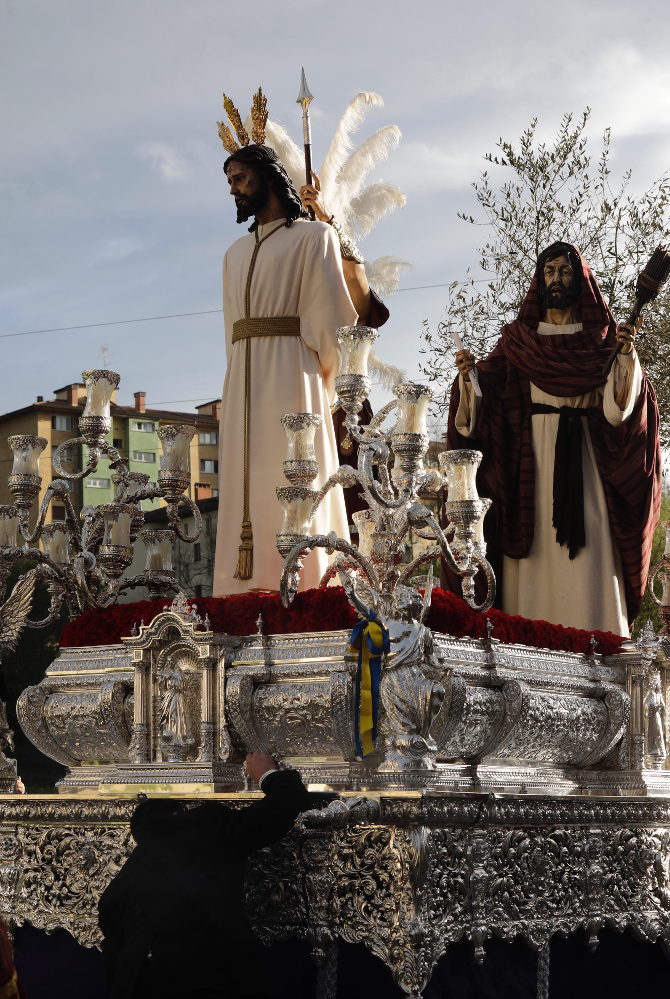 Los Estudiantes llevan al Señor de la Sentencia desde el cielo al Paraíso