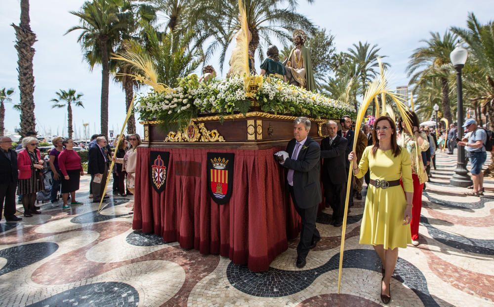 Las calles de Alicante se llenan de fieles en las procesiones del Domingo de Ramos