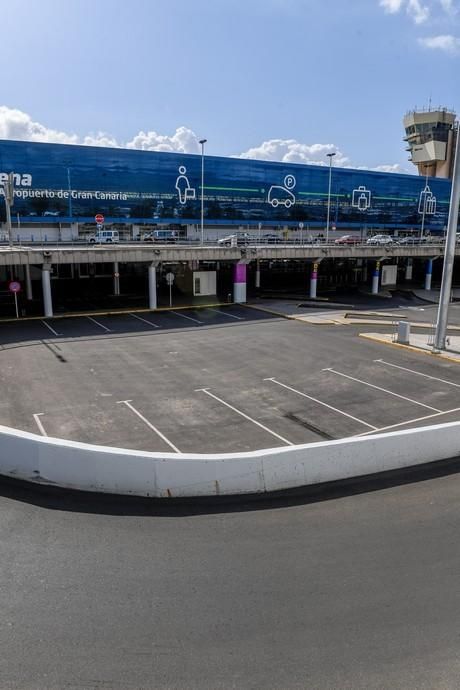 26-03-20  GRAN CANARIA. AEROPUERTO DE GRAN CANARIA. INGENIO TELDE. . Efecto del Covid-19 en el Aeropuerto de Gran Canaria, plataforma de aparcamiento de aviones vacía, últimos turistas y últimos en llegar.  Fotos: Juan Castro.