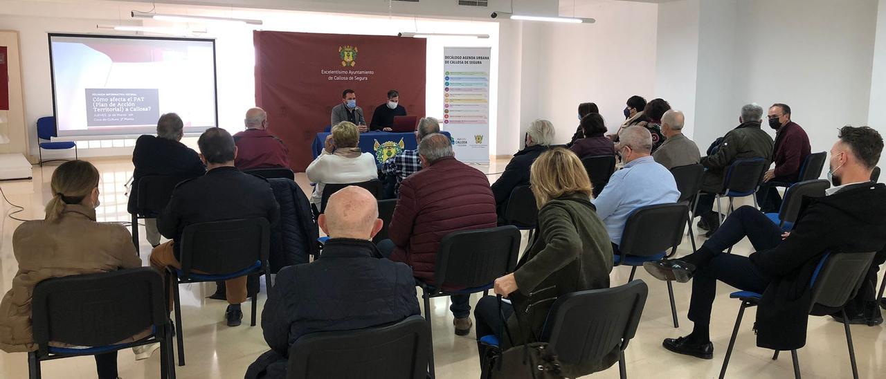 Reunión informativa del alcalde con vecinos del municipio