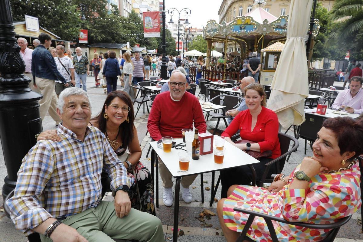 Un grupo de comensales en una terraza