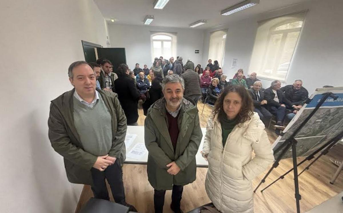 Por la izquierda, Alejandro Vega, Alejandro Calvo y Vanesa Mateo, antes de la presentación. | J. A. O.