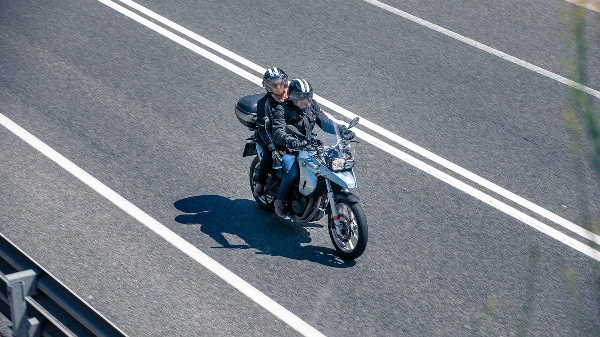 Motoristes conduint per carretera