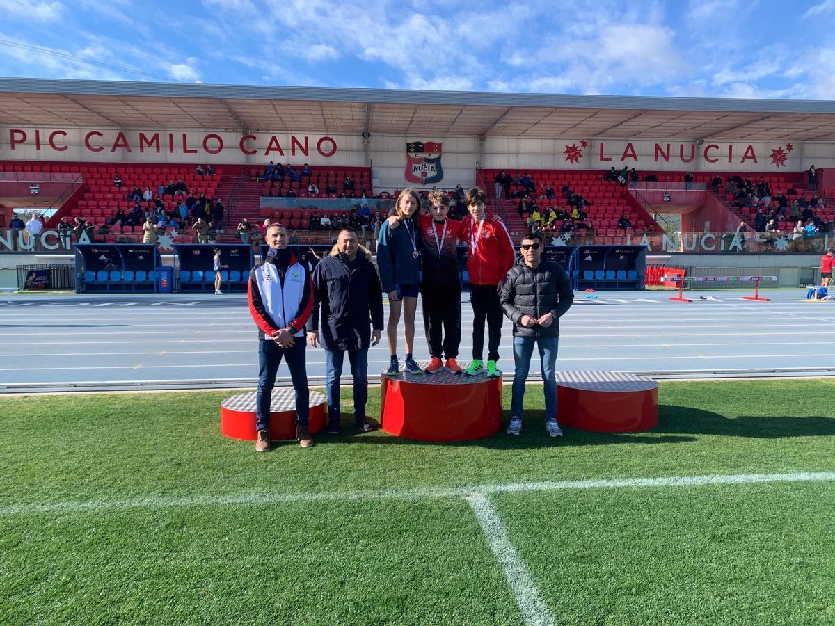 Pódium de pértiga con el nuciero Erik Faltet (oro), junto a los concejales Sergio Villalba y Miguel A. Ivorra