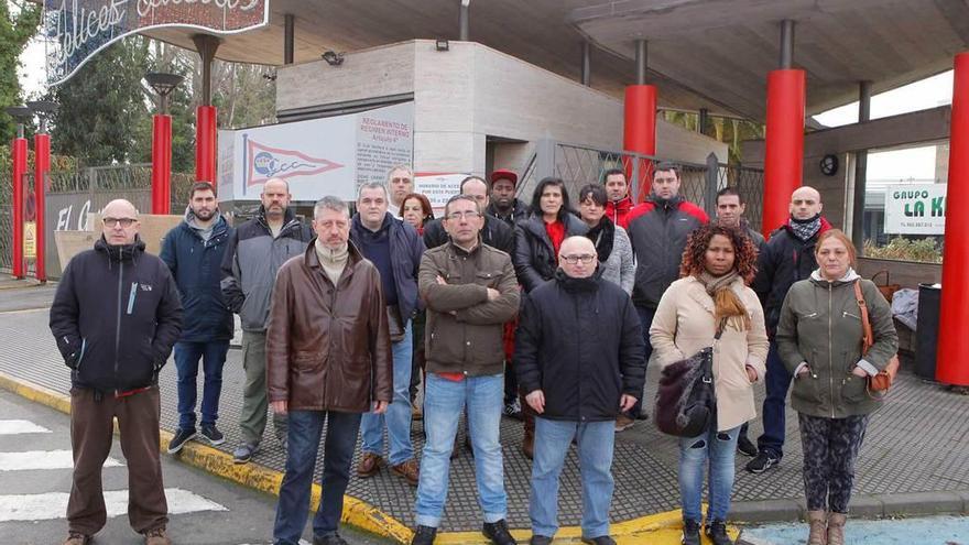 Los dieciocho trabajadores de la cafetería, ayer por la mañana, en la entrada de las instalaciones del Real Grupo de Cultura Covadonga.