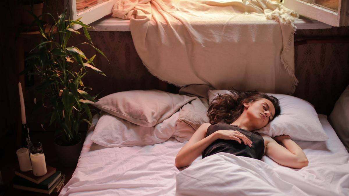 El motivo por el que la gente está cambiando el lado de la cama: esta es la mejor postura para dormir