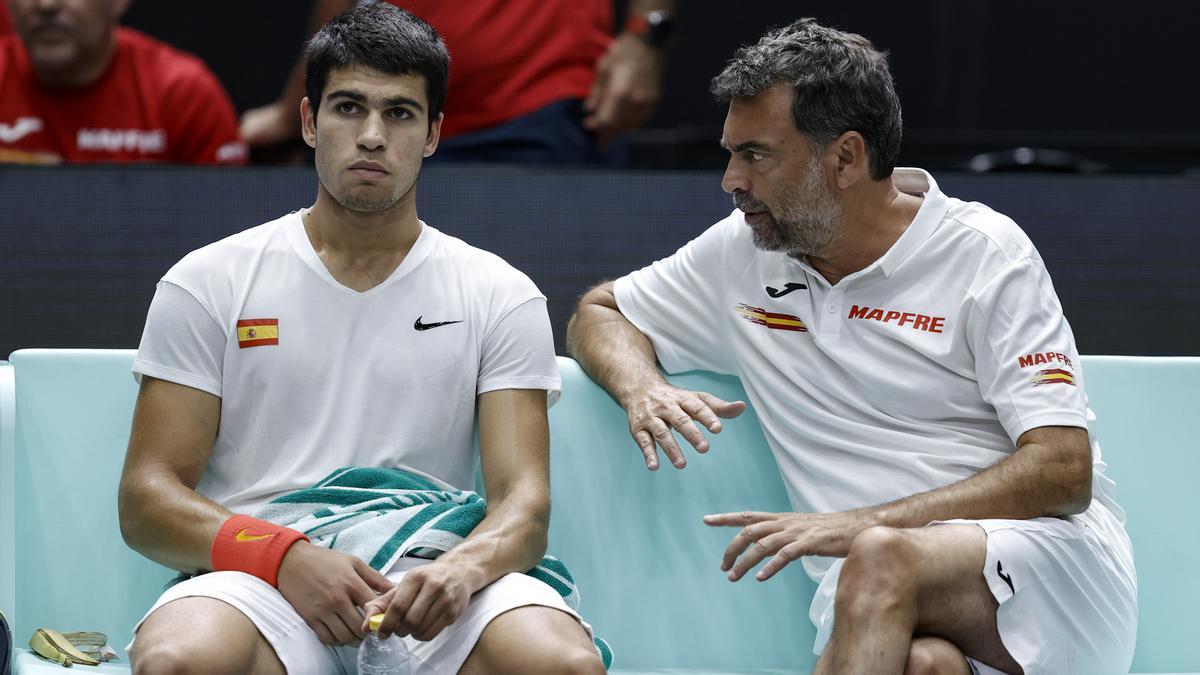 Carlos Alcaraz y Sergi Bruguera en el partido del murciano contra Félix Auger-Aliassime