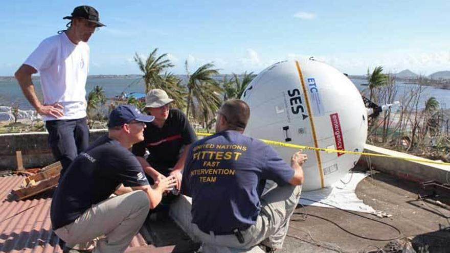 Una antena parabólica satelital dentro de una especie de globo.