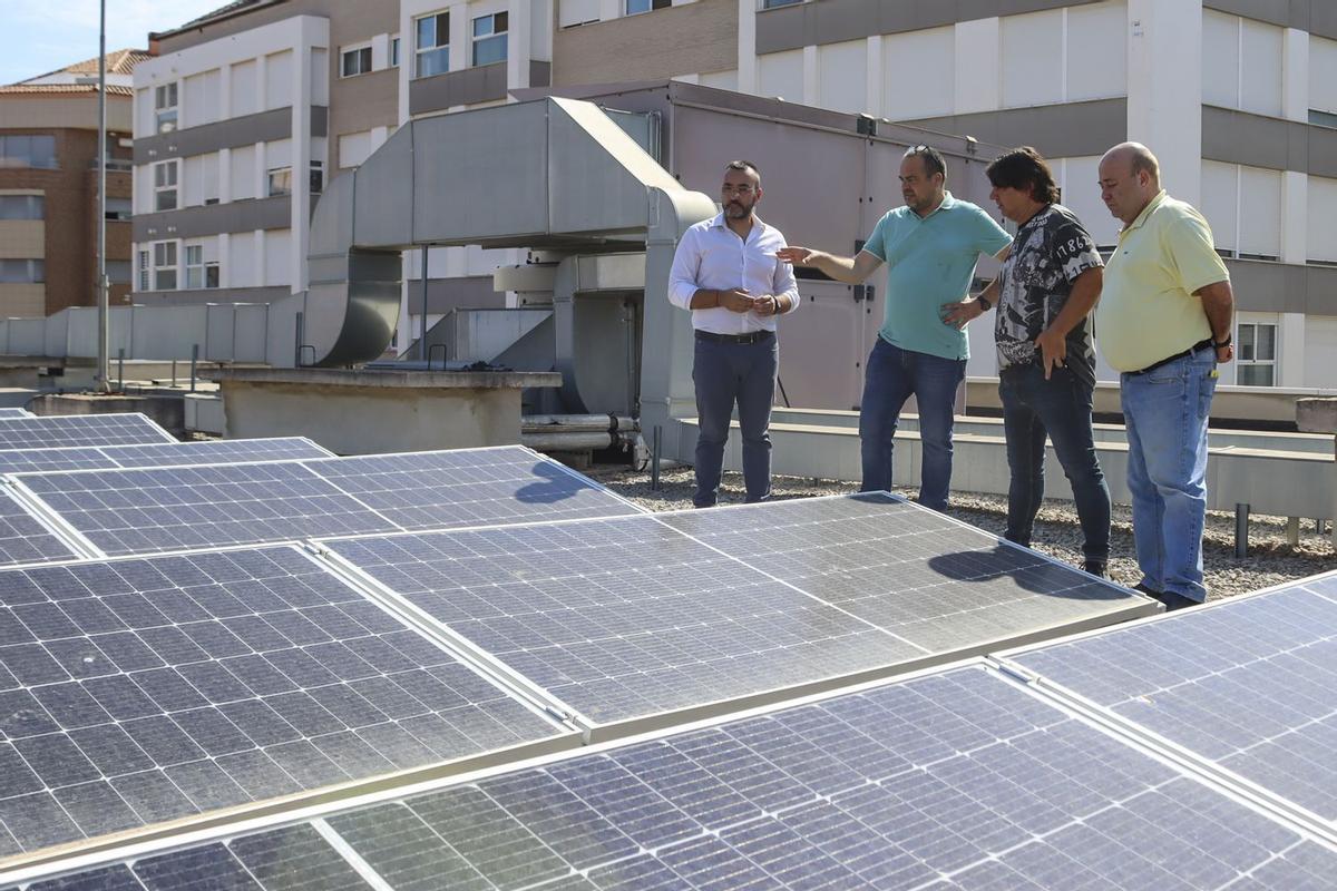 El alcalde y cantidado a renovar el cargo en Vila-real, José Benlloch, durante una visita a la instalación de placas solares en el colegio público Cervantes.