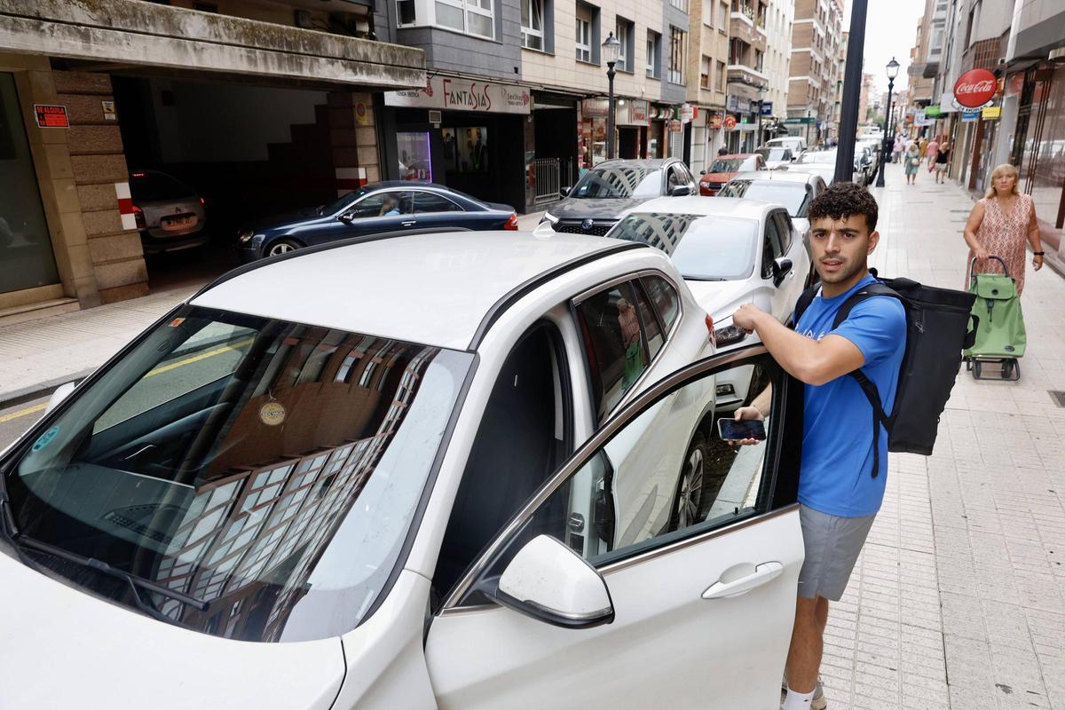 La odisea de aparcar en verano en La Arena, en imágenes
