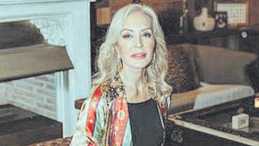 Carmen Lomana con un caftán estampado.